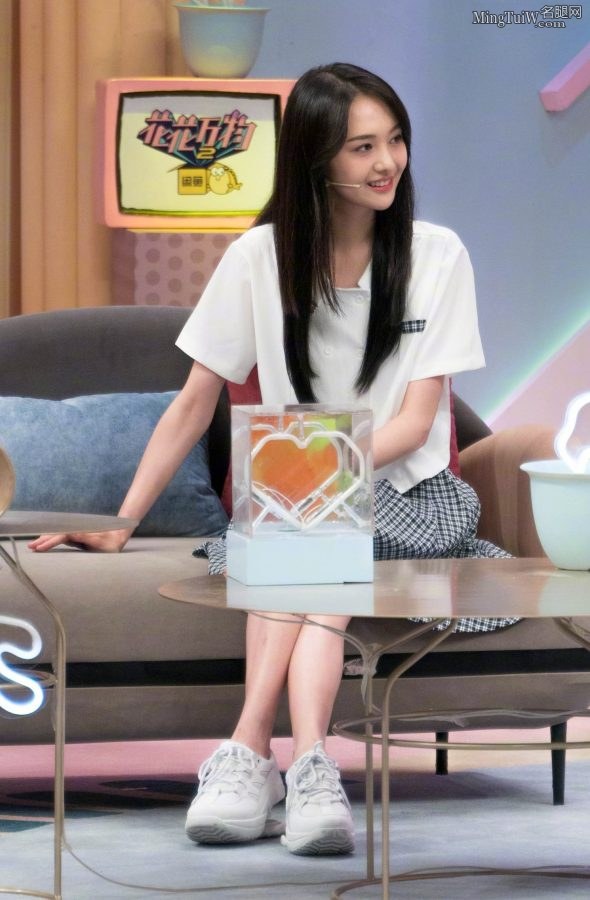 《花花万物》郑爽清爽装扮似邻家女孩(2/6)