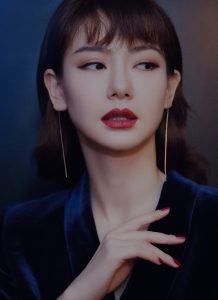 戚薇身穿蓝丝绒西装踩尖头高跟鞋高贵御姐范