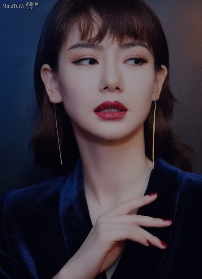 戚薇身穿蓝丝绒西装踩尖头高跟鞋高贵御姐范(6/7)