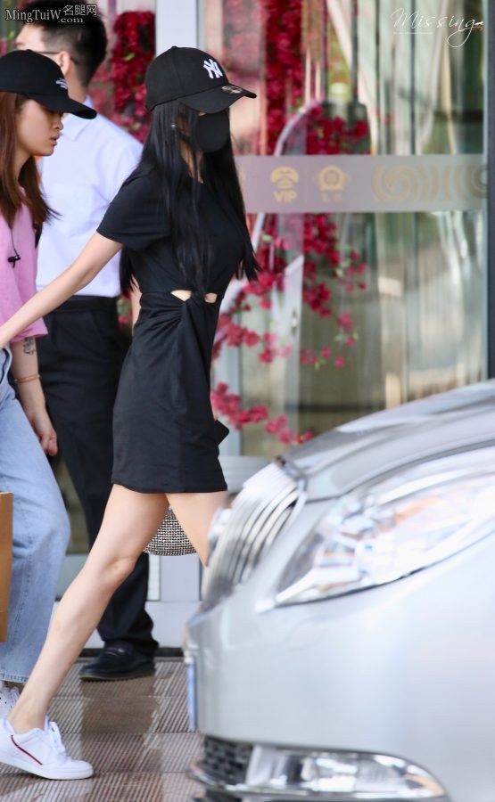 杨幂戴口罩把脸遮住 光看腿就能认出你了(17/17)