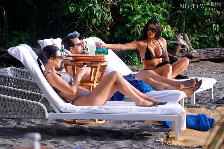 Kim Kardashian穿简约泳装被拍 这身材真有点吃不消(9/21)