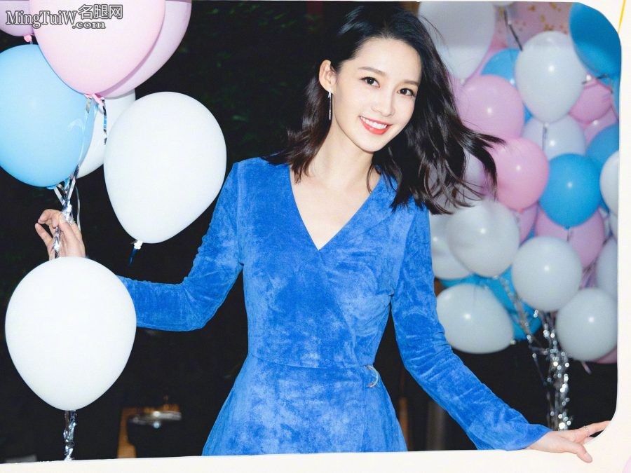 李沁吸睛凉鞋高跟玉足长腿欢乐外拍(3/8)