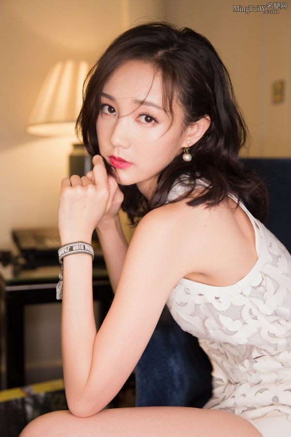 元气少女李一桐身穿镂空短裙光芒四射(9/10)