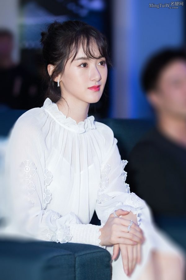 优雅的90后女明星袁冰妍玉腿美足踩凉高跟(13/13)