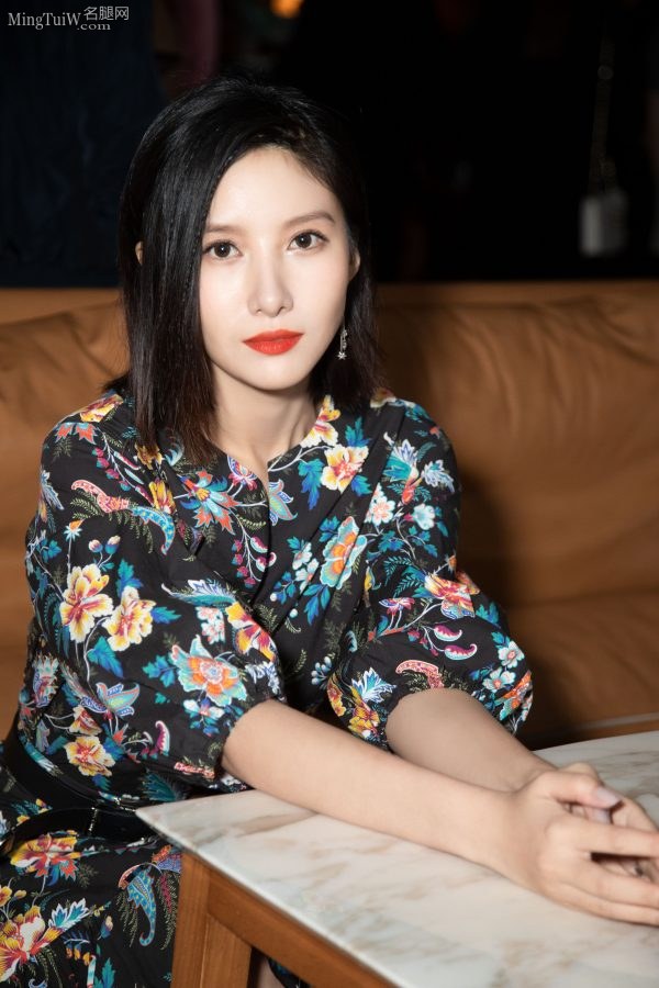 Wu Youyu wears sexy cool high heels and a floral dress full of fairy spirit(8/9)