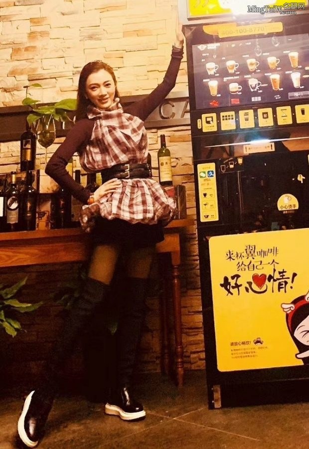 丝袜简直成了尹峰的标配(2/3)