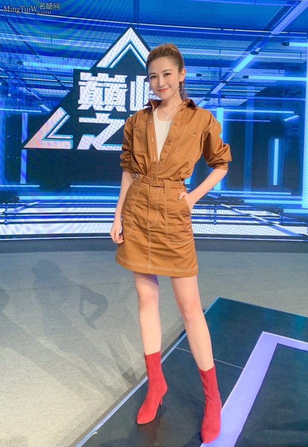 美女主持人汪聪美腿红靴有点靓(3/3)