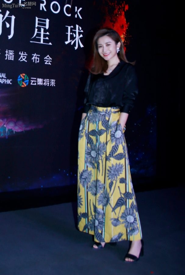 高颜值美女汪聪身着花裙露脚(4/5)