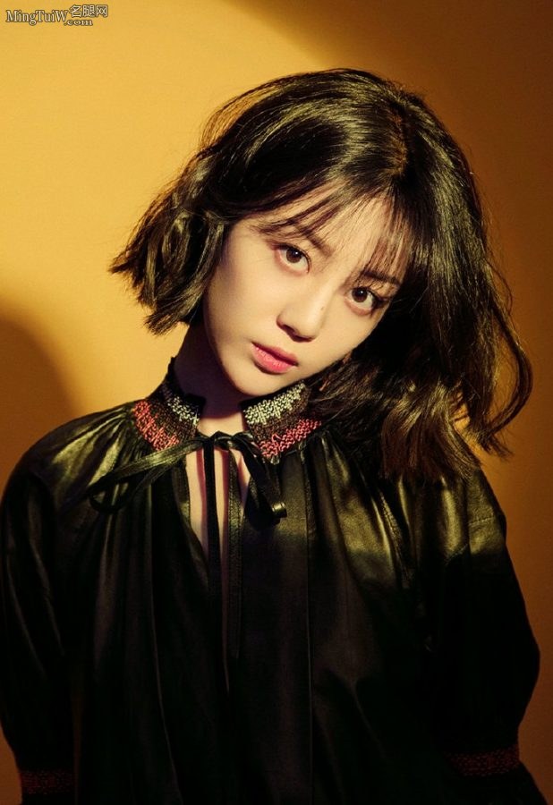 北京飒蜜李溪芮光着玉足拍写真(4/4)