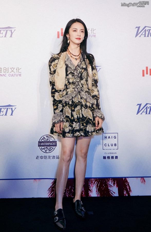 姚晨不穿高跟鞋的修长玉腿依旧非常美丽(8/11)