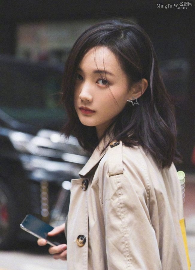 李一桐脚穿尖头高跟鞋OL风街拍(6/7)