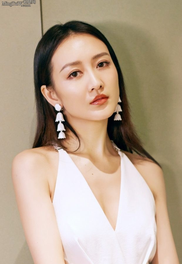 纯白美好的可人儿王鸥身着深V白裙脚踩细高跟鞋(5/15)