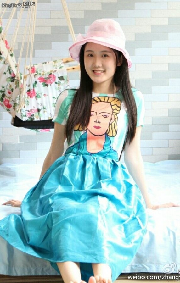可爱的小美女张恩齐光脚丫拍照片(3/7)