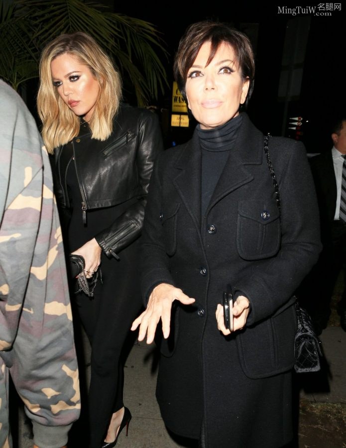 Khloe Kardashian和她妈妈Kris Jenner外出 这身材有喜欢的吗?（第8张/共9张）