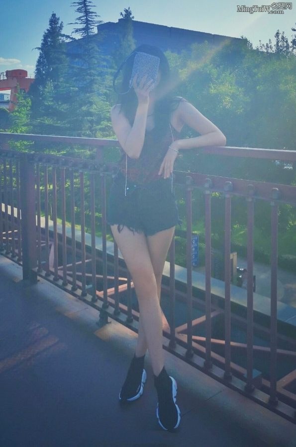 甘露穿豹纹背心牛仔热裤露出匀称美腿外出(3/4)