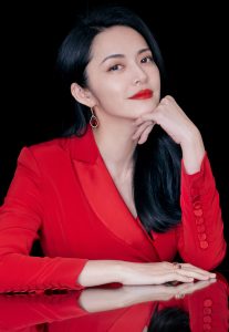 姚晨身着一袭红色长裙玉足白嫩细滑