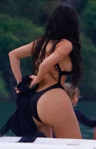 Kim Kardashian穿简约泳装被拍 这身材真有点吃不消