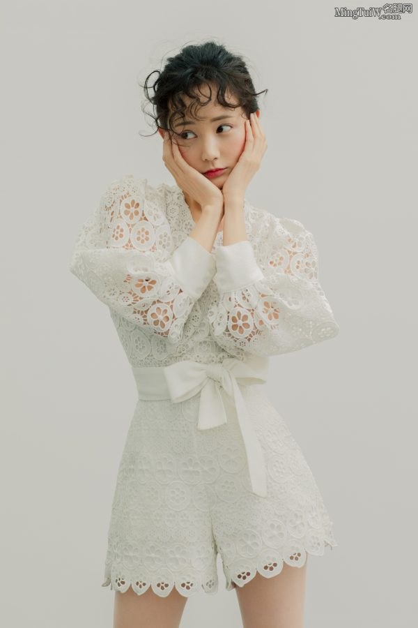 清澈如初李一桐光脚丫子拍写真 画面质感简单舒服(6/7)