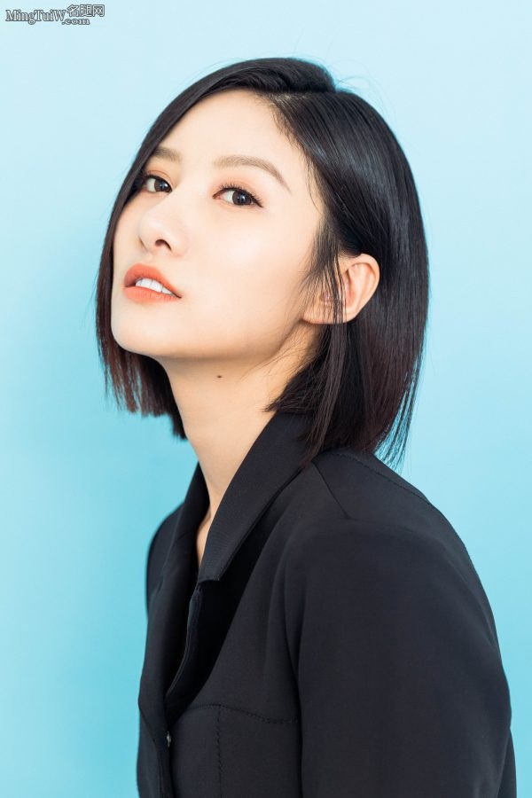 吴优纯净写真 美腿修长肌肤白皙-穿上外套部分(6/6)