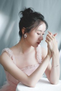 袁冰妍穿粉色层叠纱裙玉脚穿性感高跟