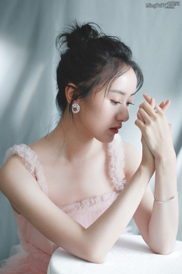 袁冰妍穿粉色层叠纱裙玉脚穿性感高跟(7/9)