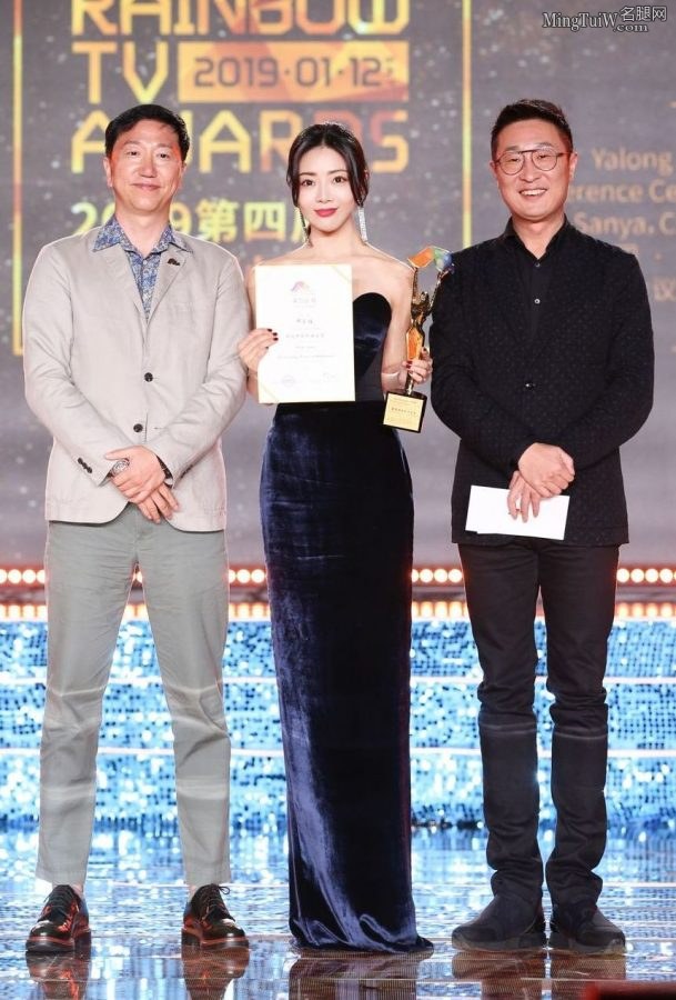 邓家佳低胸露背优雅出击(6/7)