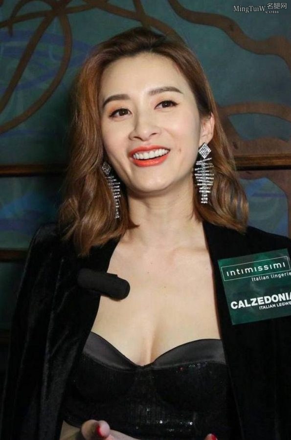 林芊妤、沈卓盈、王丽嘉出席内衣品牌活动大方秀黑Bra(12/12)