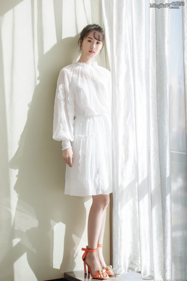 优雅的90后女明星袁冰妍玉腿美足踩凉高跟(2/13)