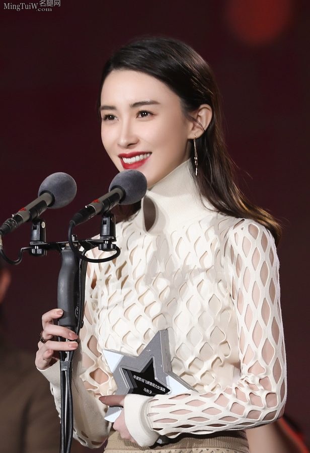 高挑的女星马秋子登台领奖(5/6)