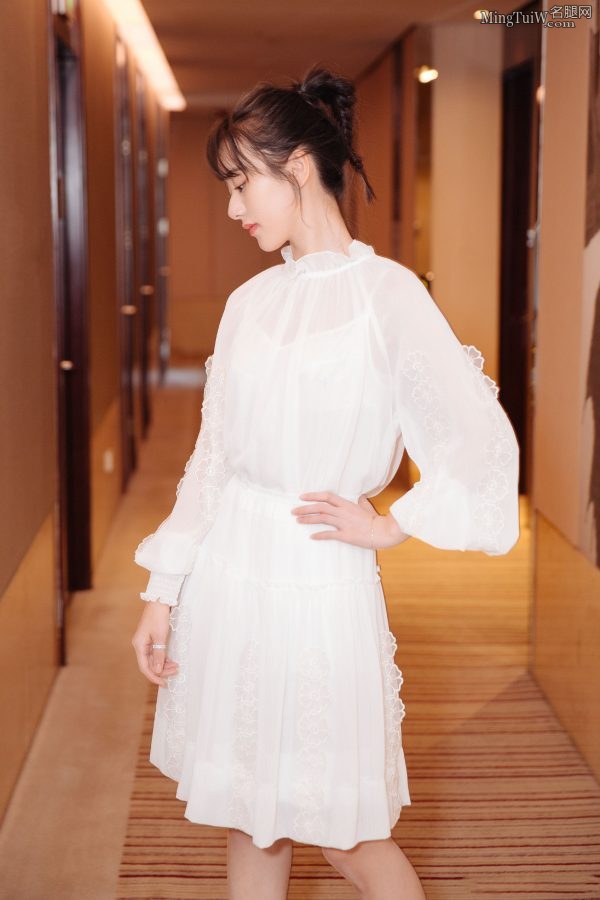 优雅的90后女明星袁冰妍玉腿美足踩凉高跟(9/13)