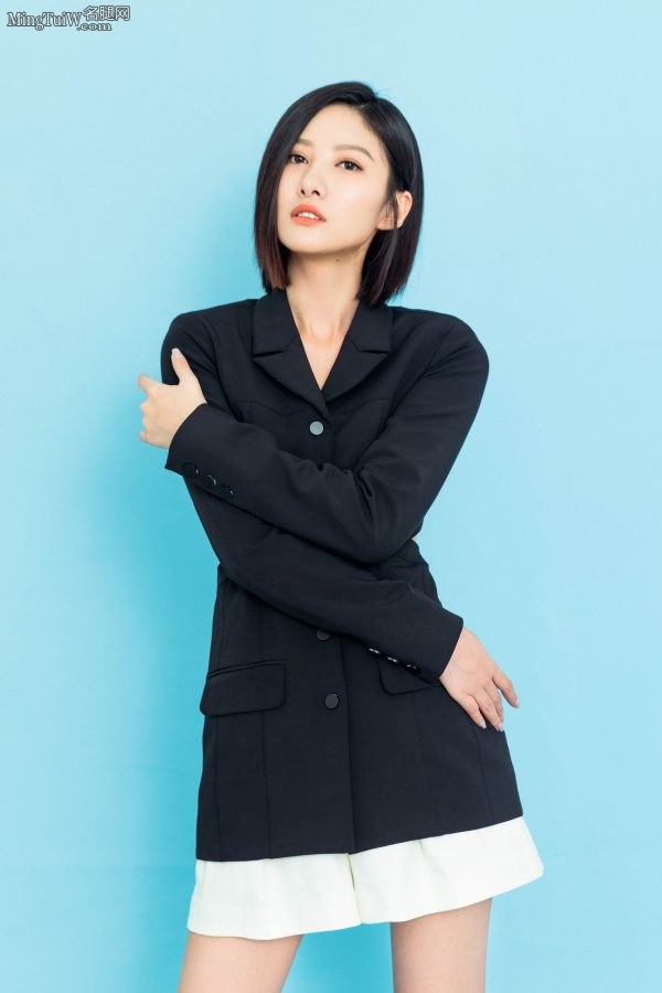 吴优纯净写真 美腿修长肌肤白皙-穿上外套部分(4/6)