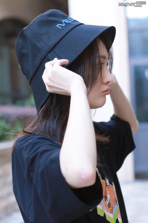 郑爽身材牛仔裤短靴拍照片扮可爱1(5/9)