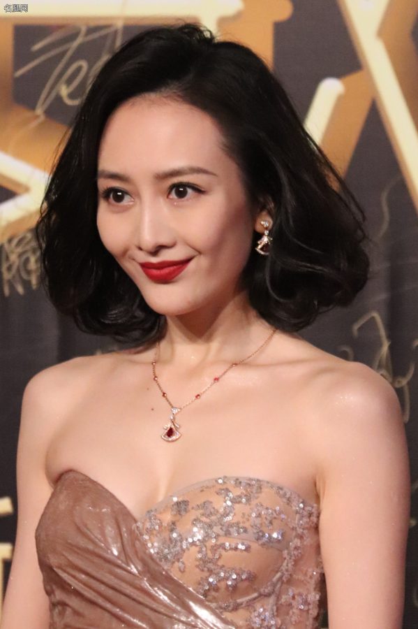王鸥身着一袭玫瑰金抹胸高开叉礼服展示东方魅力韵味(28/35)