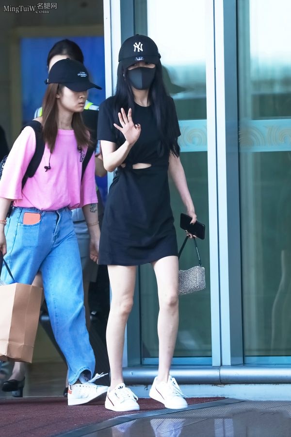 杨幂戴口罩把脸遮住 光看腿就能认出你了(7/17)