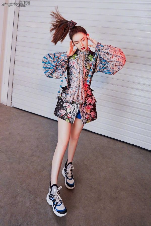 戚薇POP SHOW风格派写真秀长腿(1/4)