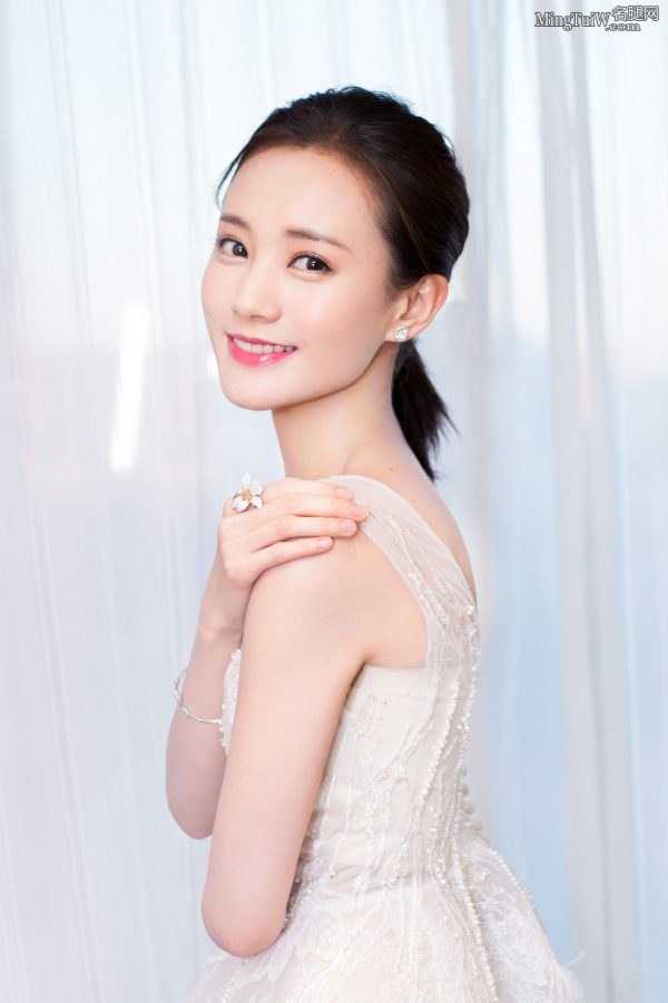 李一桐白色尖头高跟换上了蓝色凉鞋(3/6)