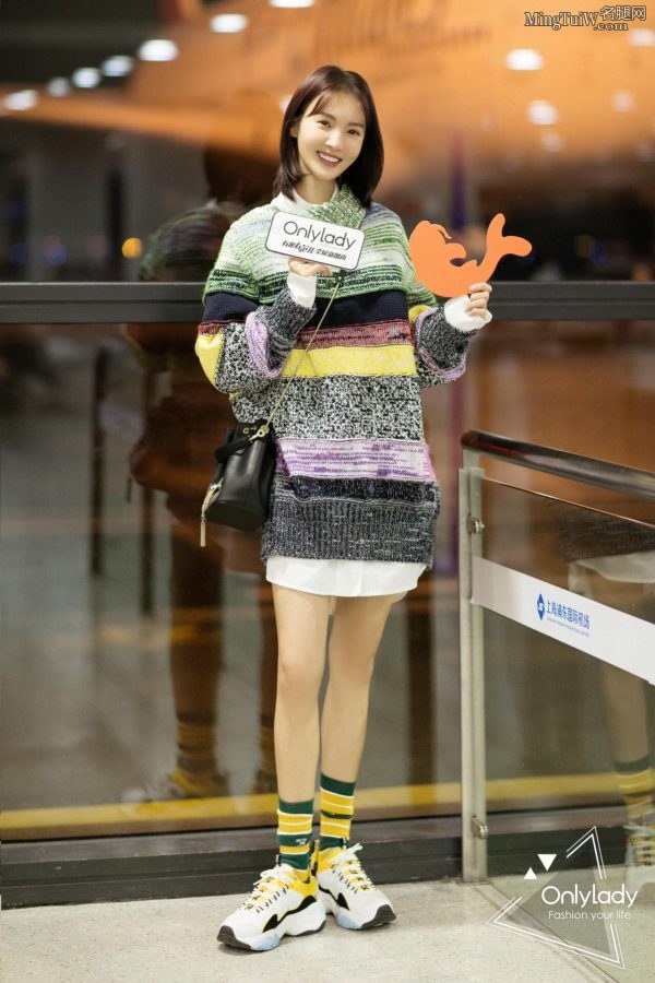 大长腿金晨一身条纹短裙尽显活力俏皮少女感(5/10)