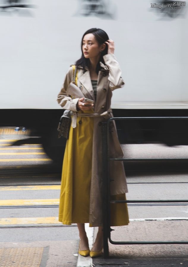 李一桐脚穿尖头高跟鞋OL风街拍(4/7)