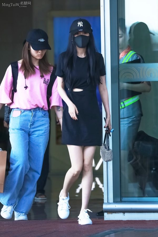 杨幂戴口罩把脸遮住 光看腿就能认出你了(8/17)
