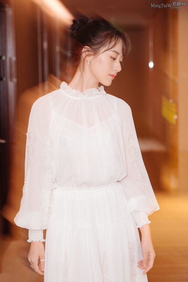 优雅的90后女明星袁冰妍玉腿美足踩凉高跟(8/13)