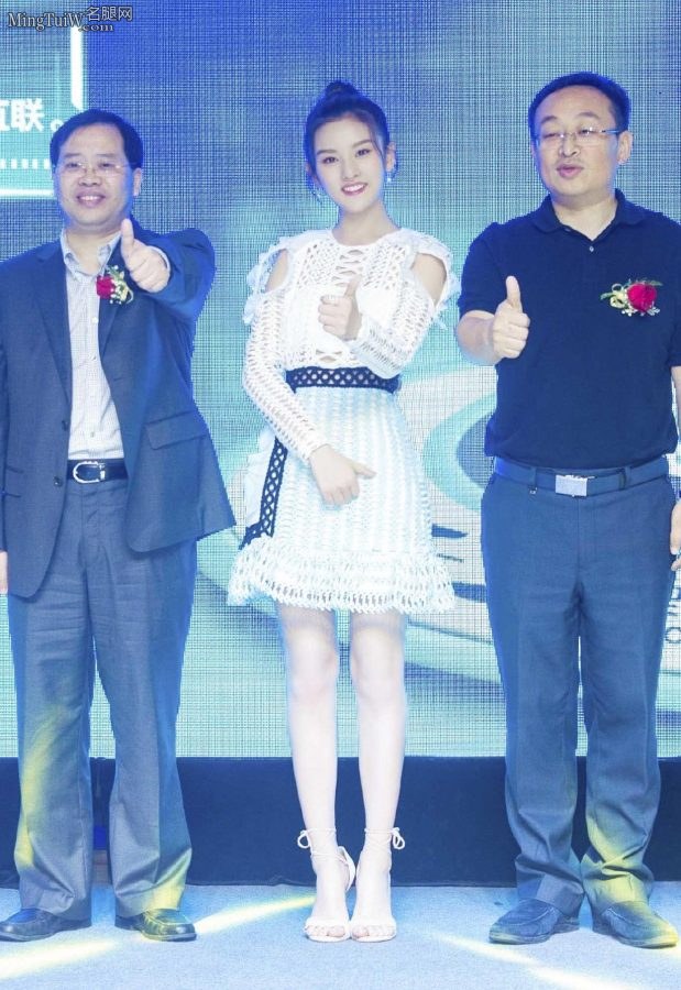 宋祖儿玉腿小嫩脚踩凉高跟鞋(2/2)