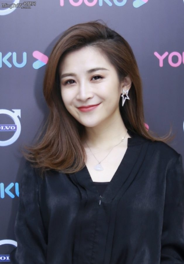 高颜值美女汪聪身着花裙露脚(5/5)