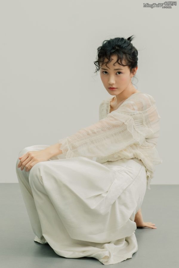 清澈如初李一桐光脚丫子拍写真 画面质感简单舒服(5/7)