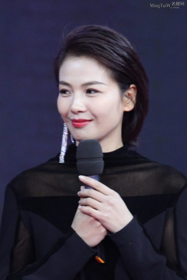 气质女星刘涛凉鞋露脚 短发造型性感帅气(6/11)