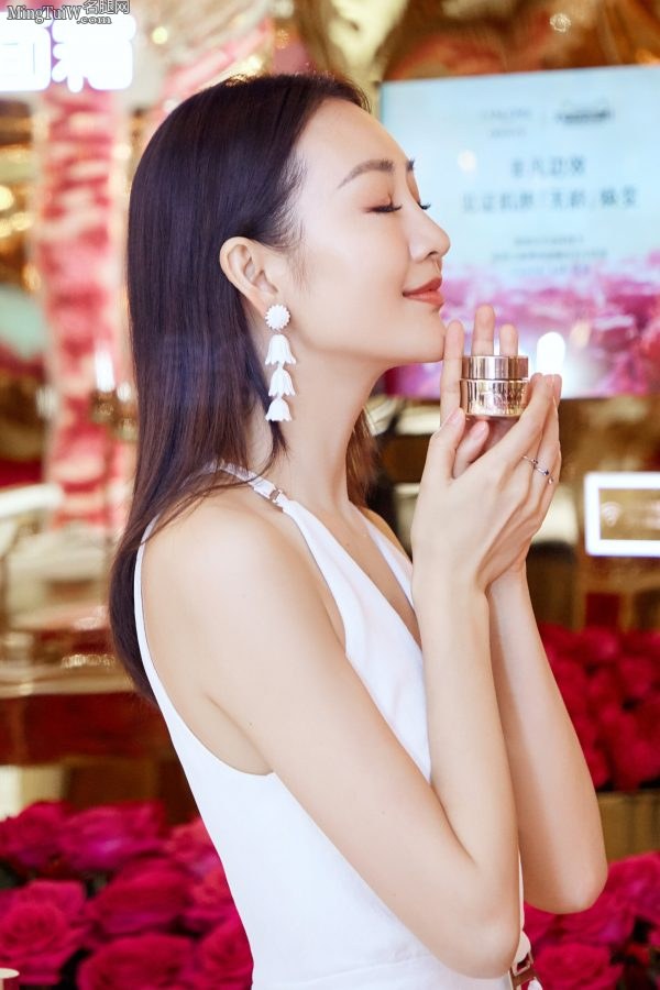 纯白美好的可人儿王鸥身着深V白裙脚踩细高跟鞋(15/15)