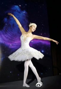 美女老板尹峰跳芭蕾展示优美长腿