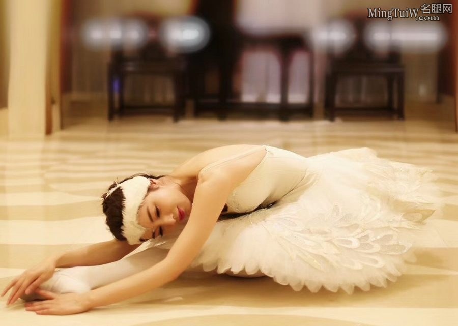 美女老板尹峰跳芭蕾展示优美长腿(6/6)