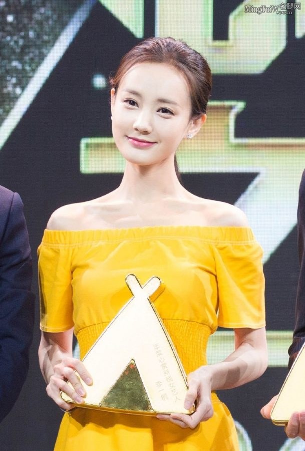 美丽的桐姑娘身着长裙踩细高跟凉鞋领奖(3/5)