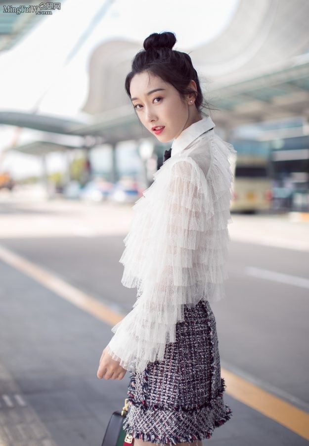 梳了丸子头的宣璐在机场打车前还要拍一顿美照(2/8)