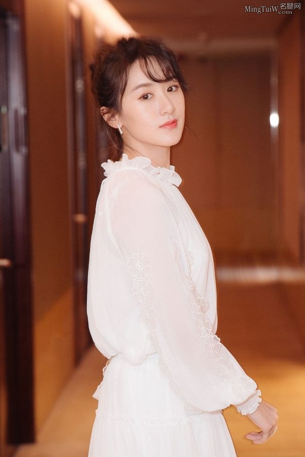 优雅的90后女明星袁冰妍玉腿美足踩凉高跟(7/13)